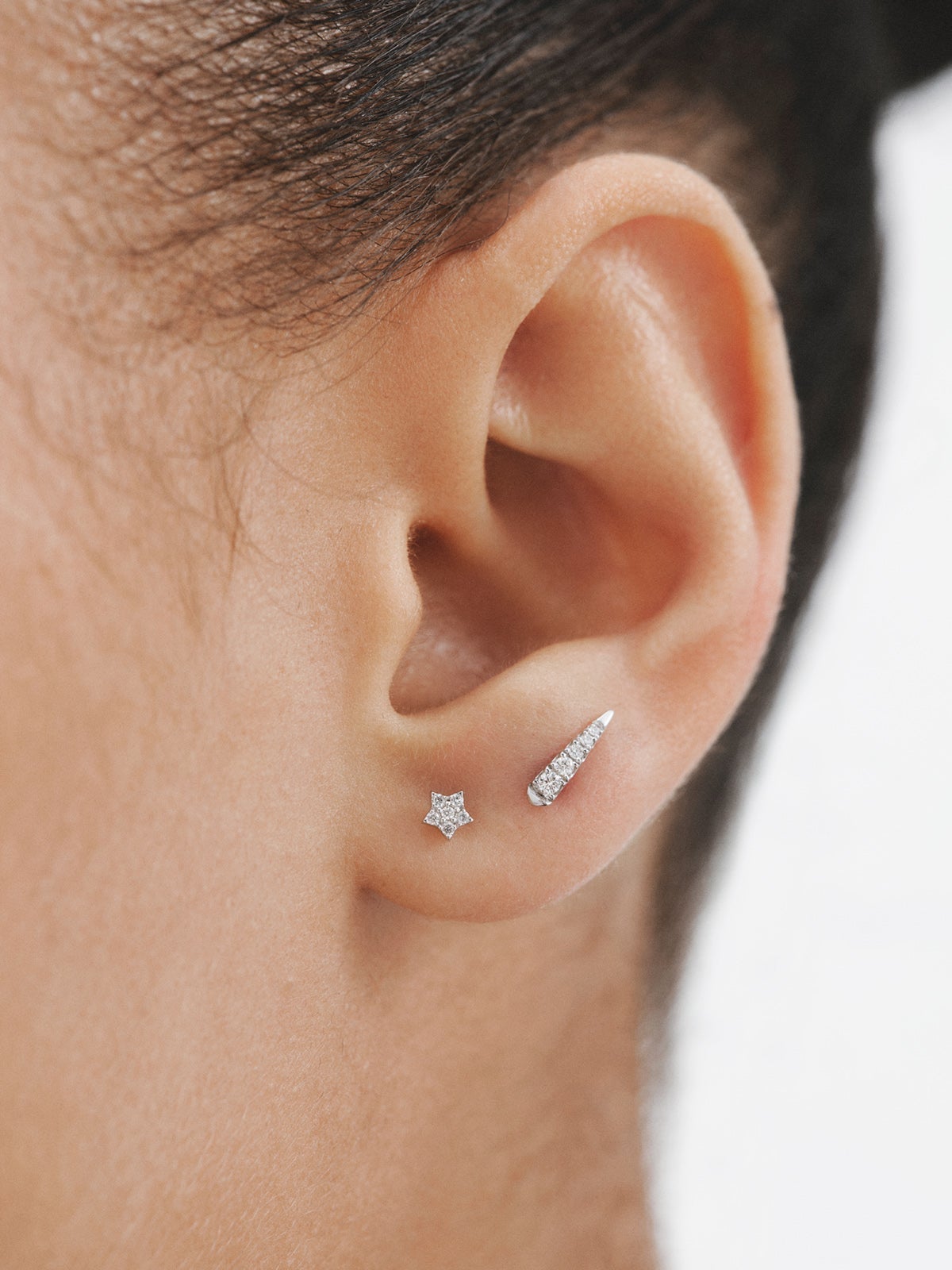 Pendiente individual de oro blanco de 18K con diamantes