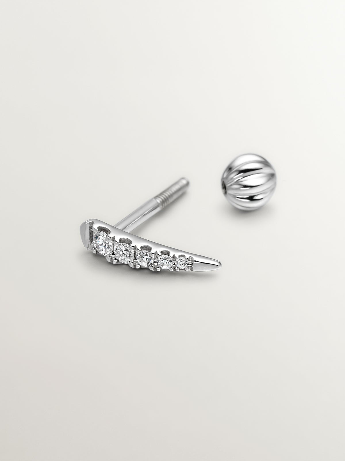 Pendiente individual de oro blanco de 9K con diamantes