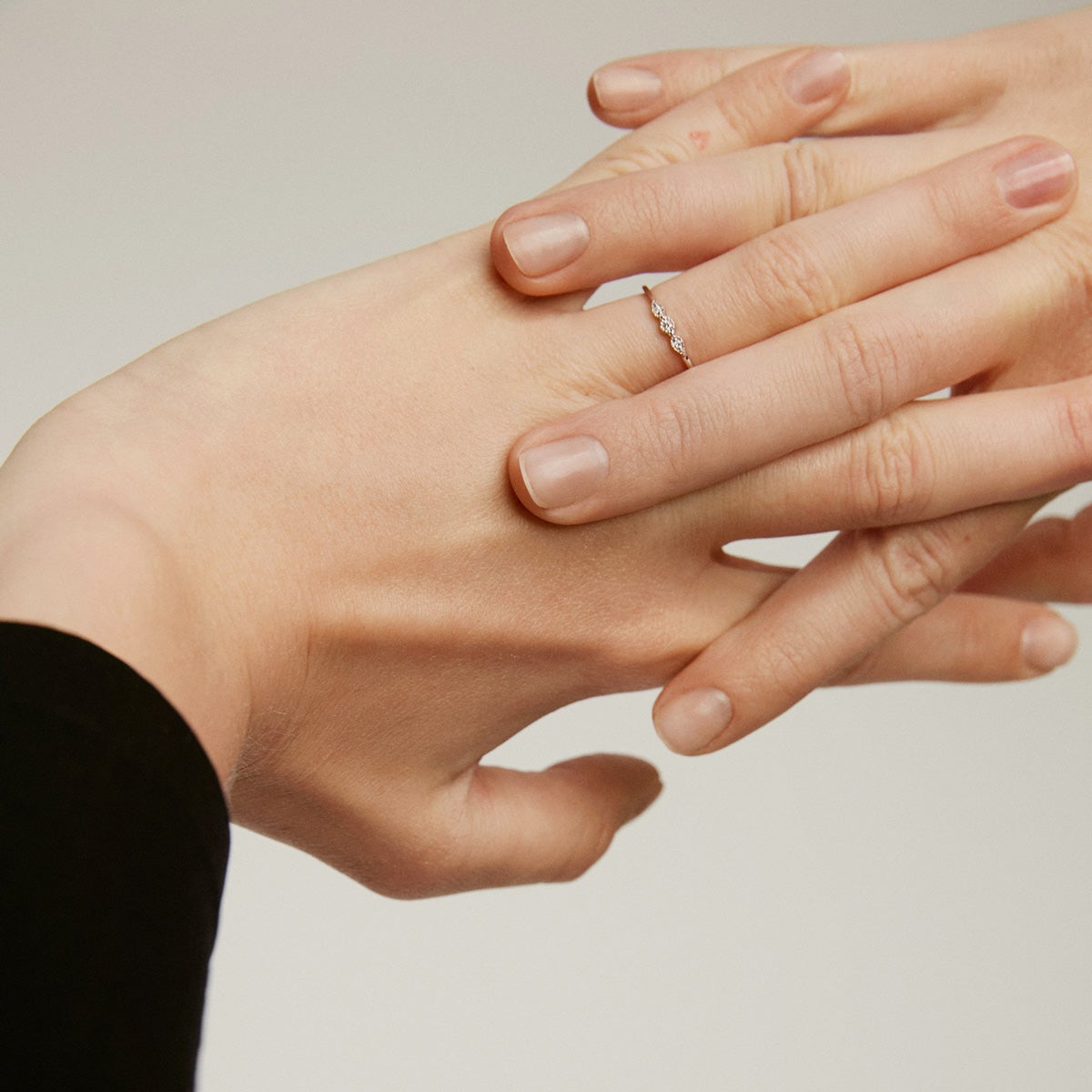 Anillo tresillo de oro blanco de 9K con diamantes 0,027