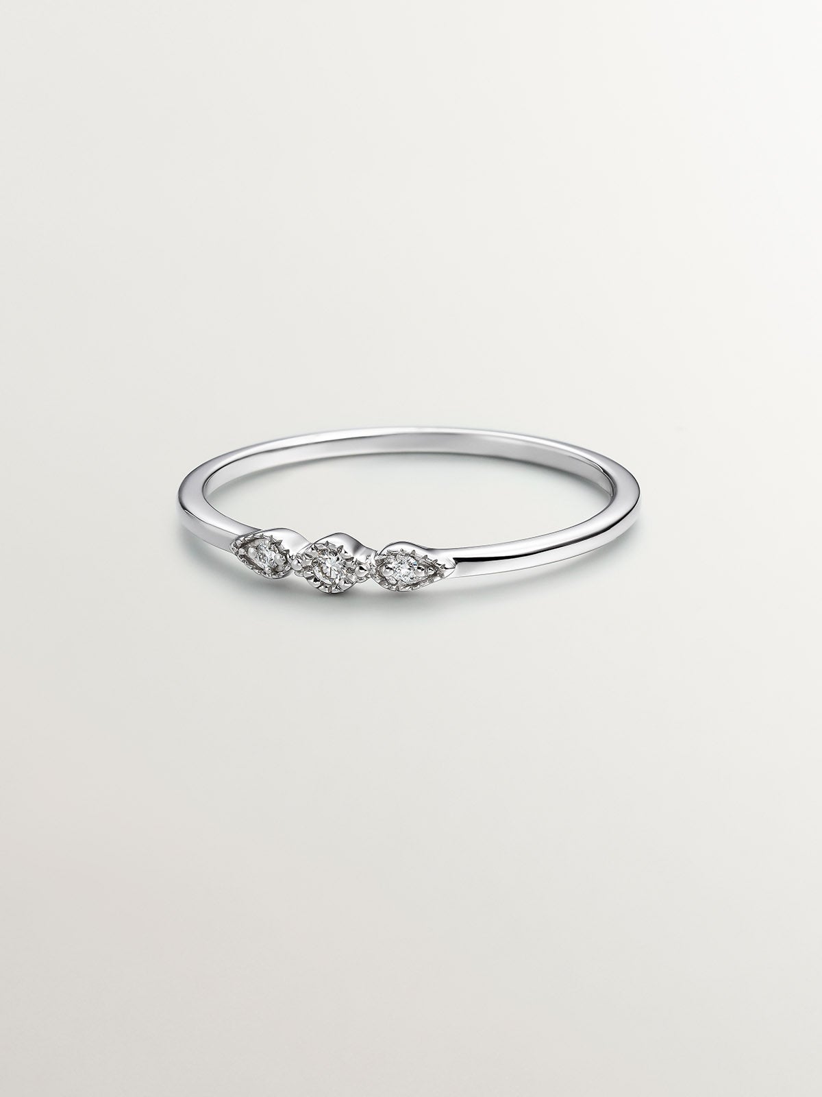 Anillo tresillo de oro blanco de 9K con diamantes 0,027
