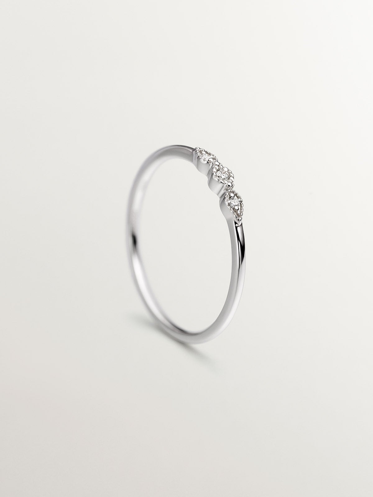 Anillo tresillo de oro blanco de 9K con diamantes 0,027