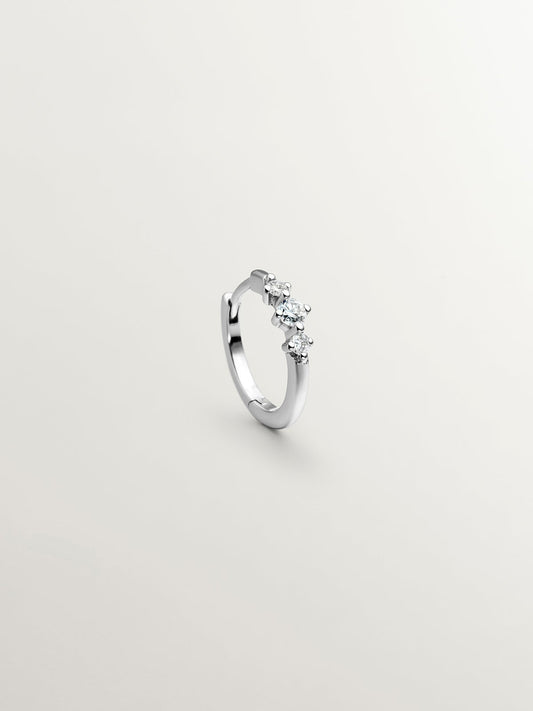 Pendiente individual pequeño de aro de oro blanco de 18K con triple diamante