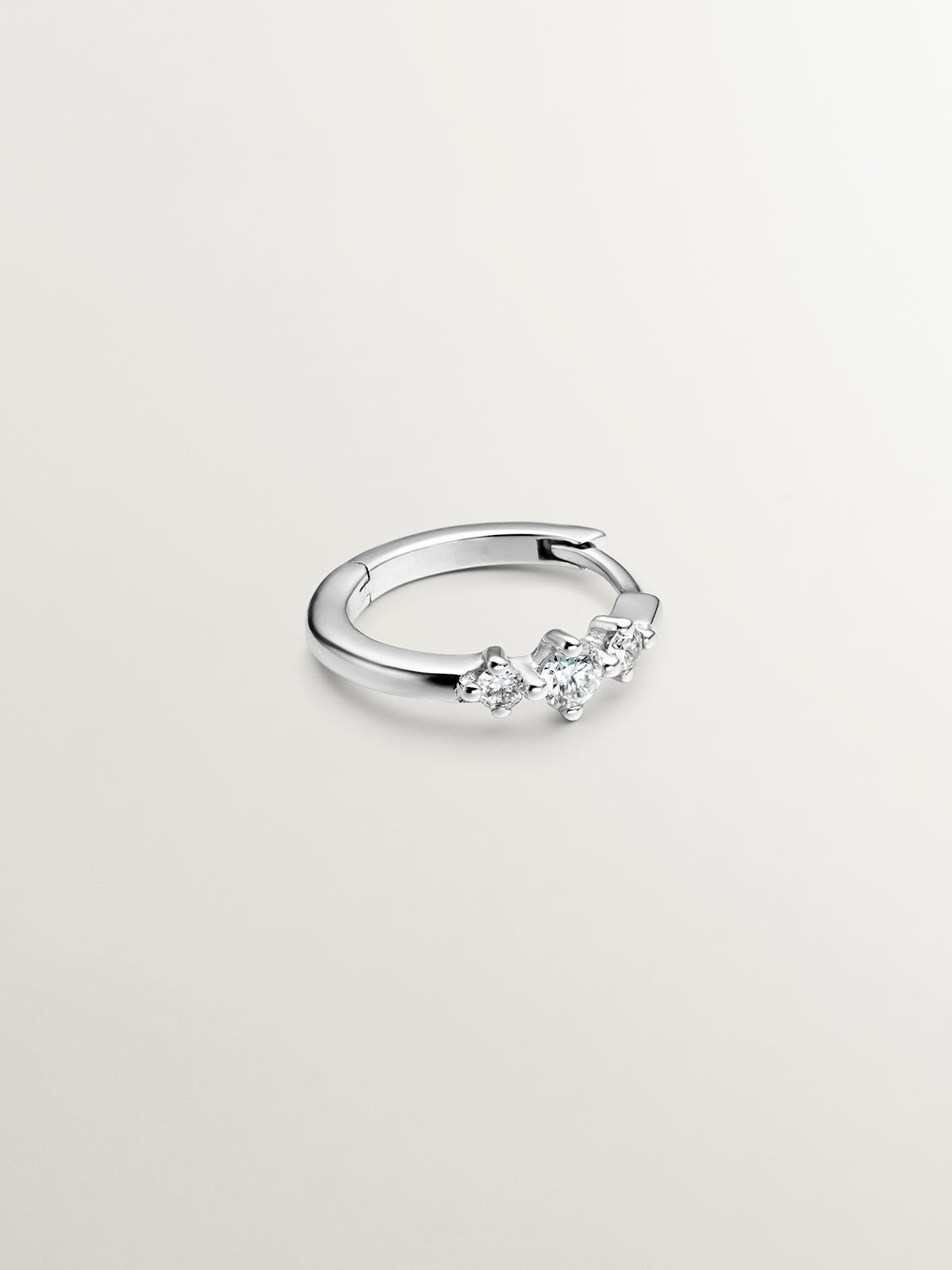 Pendiente individual pequeño de aro de oro blanco de 18K con triple diamante