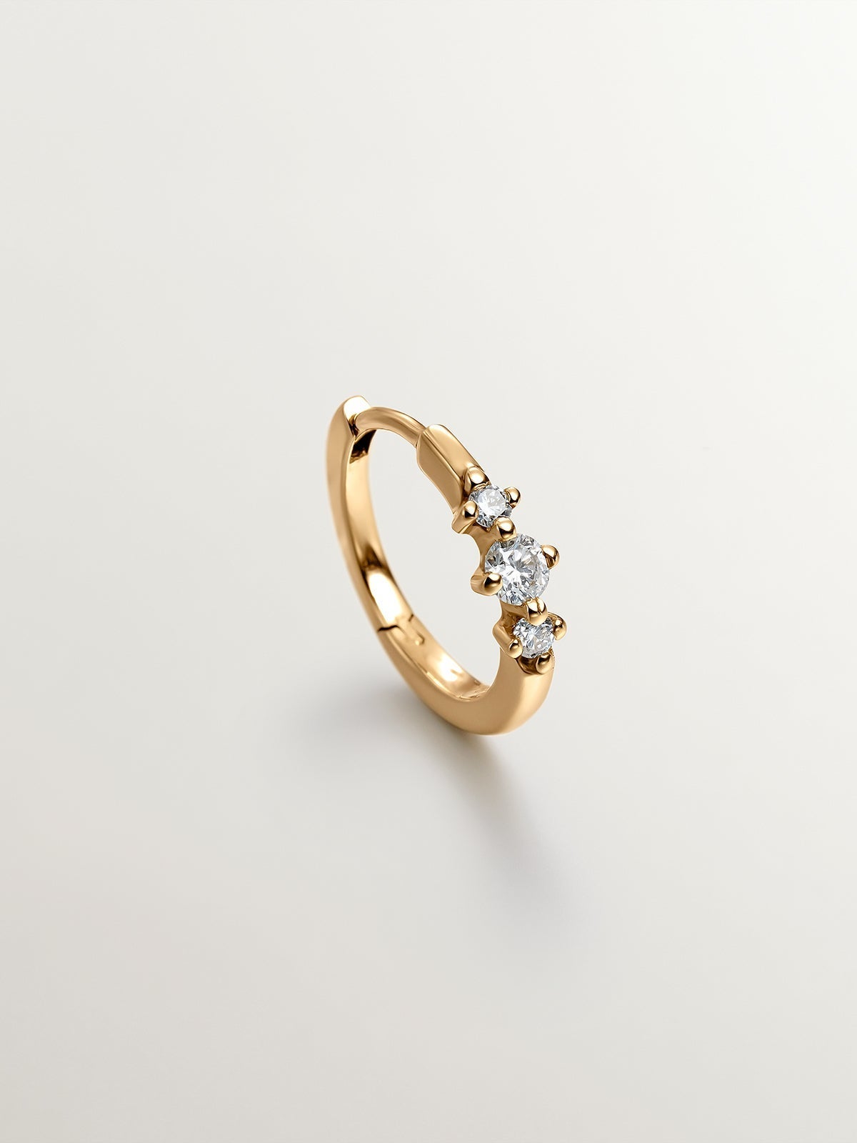 Pendiente individual pequeño de aro de oro amarillo de 18K con triple diamante