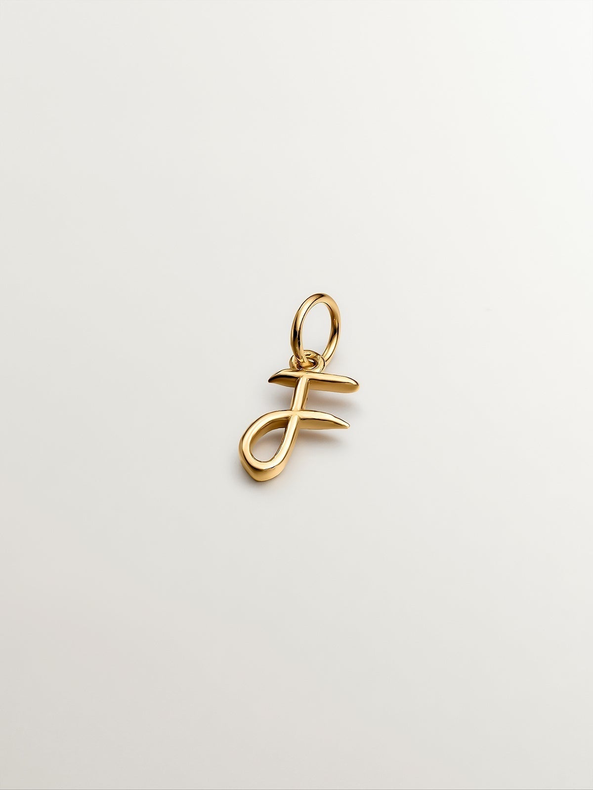 Charm de plata 925 bañada en oro amarillo de 18K con inicial F