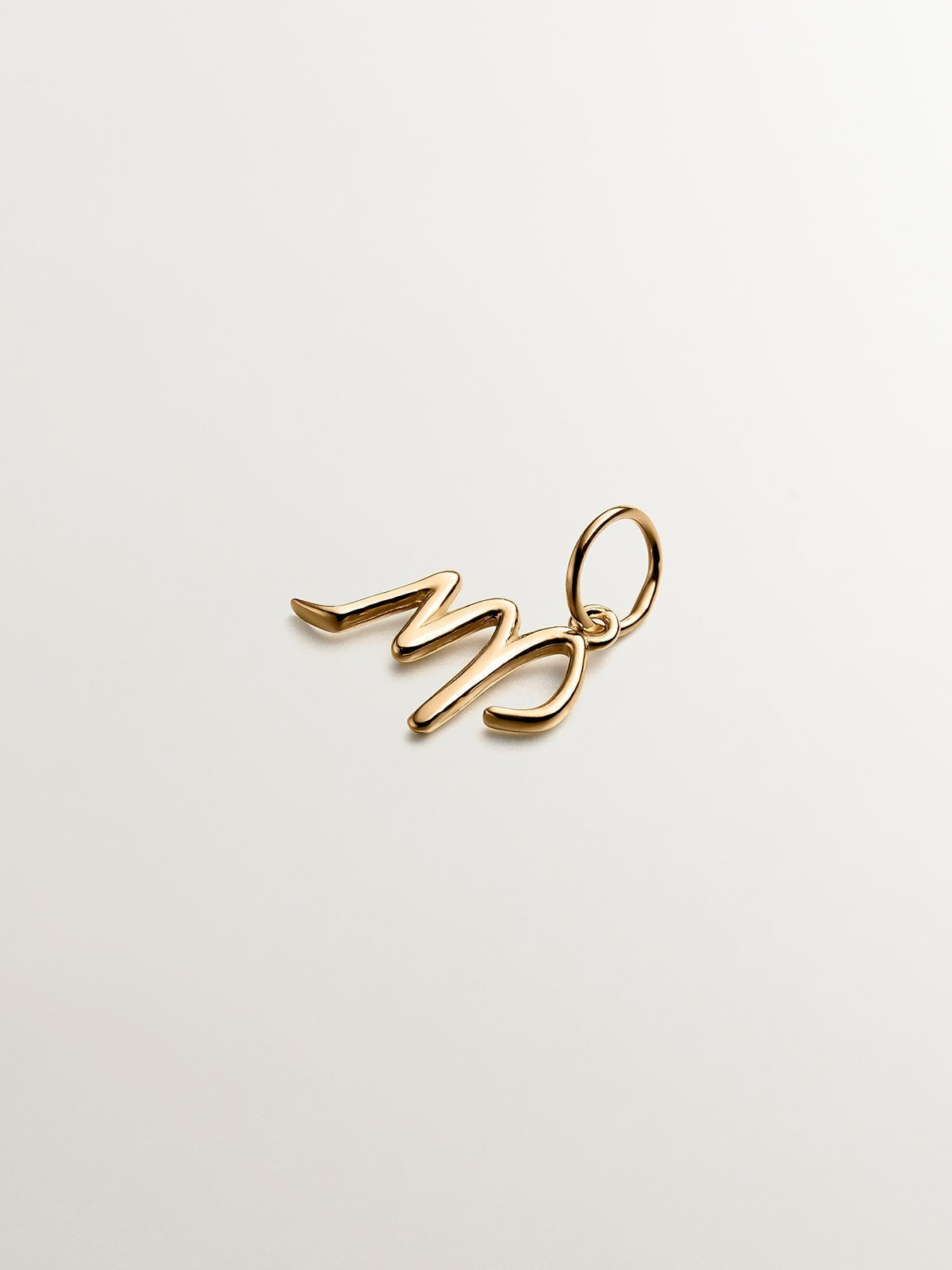 Charm de plata 925 bañada en oro amarillo de 18K con inicial M
