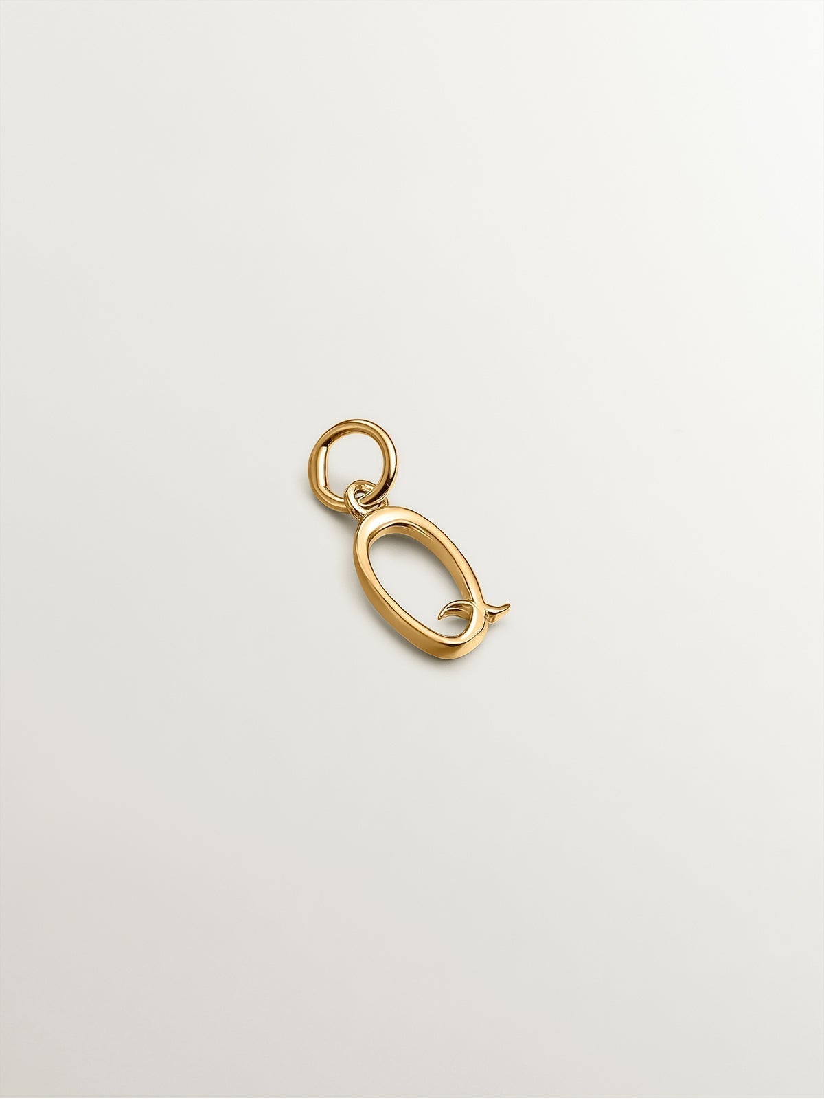 Charm de plata 925 bañada en oro amarillo de 18K con inicial Q