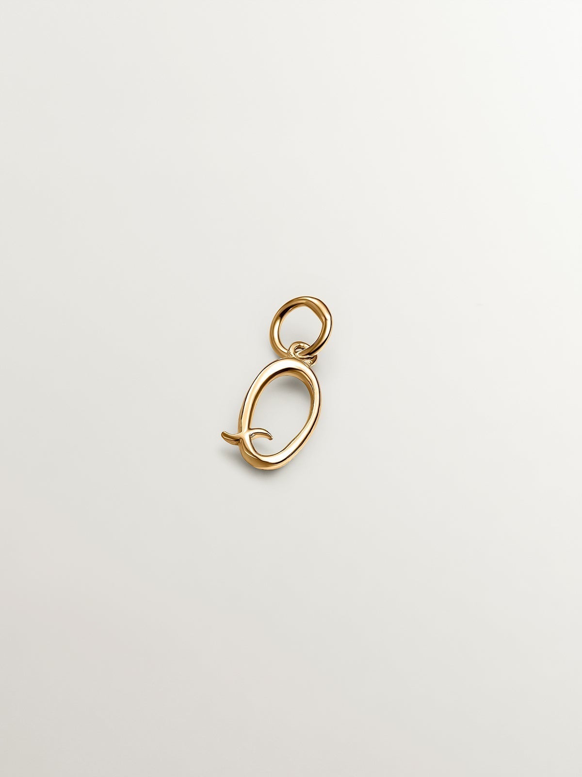 Charm de plata 925 bañada en oro amarillo de 18K con inicial Q