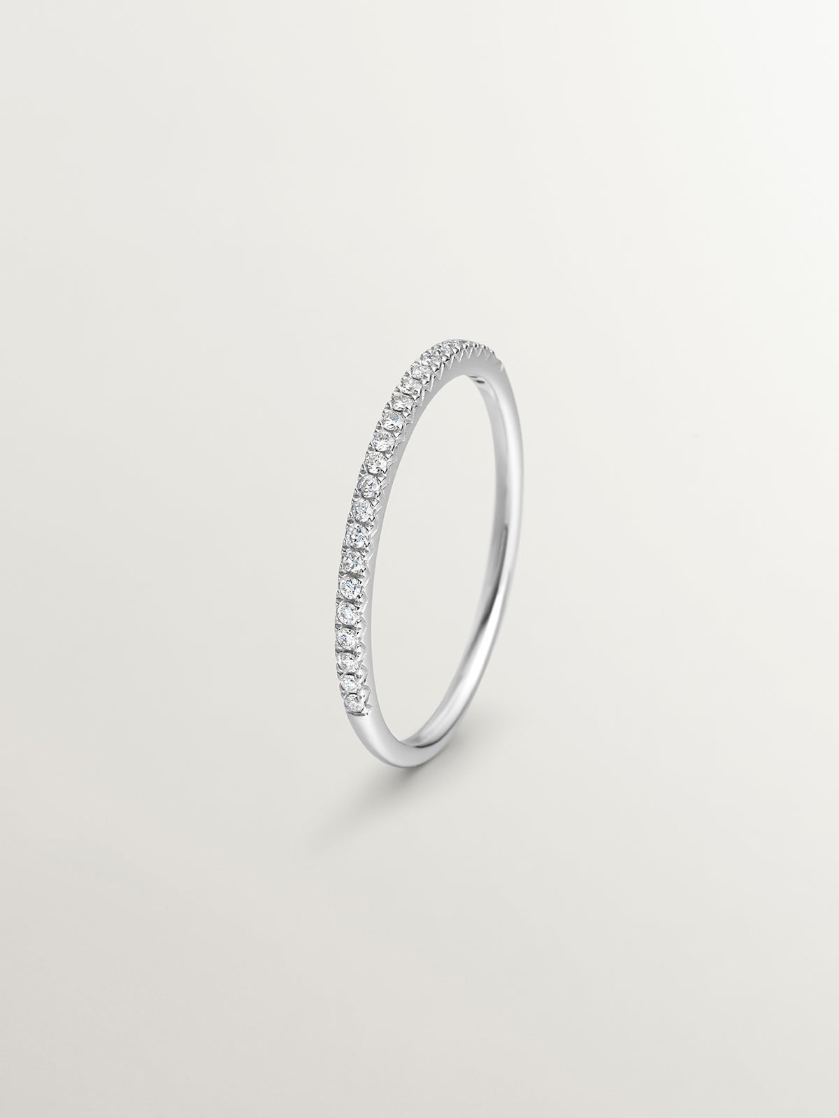 Anillo de oro blanco de 18K con diamantes