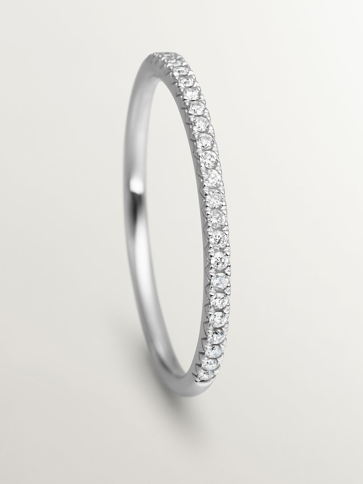 Anillo de oro blanco de 18K con diamantes