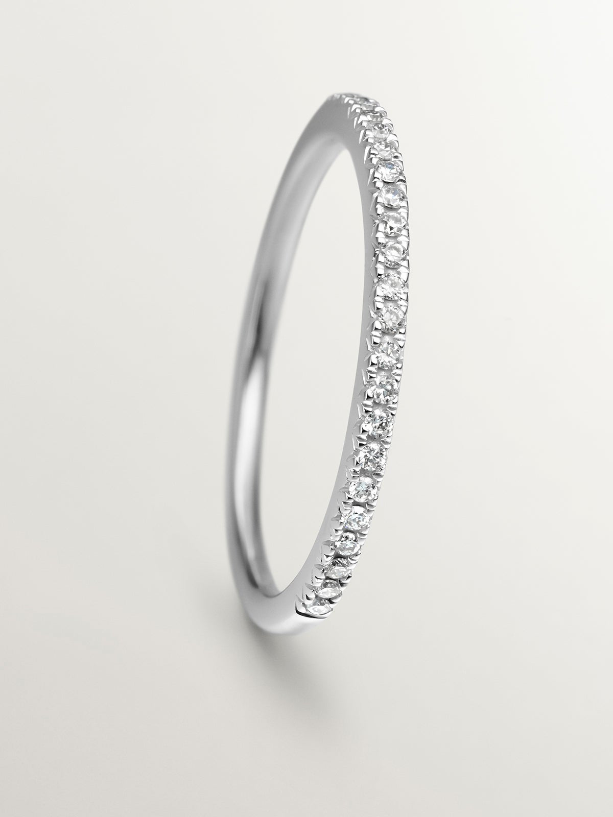 Anillo de oro blanco de 18K con diamantes