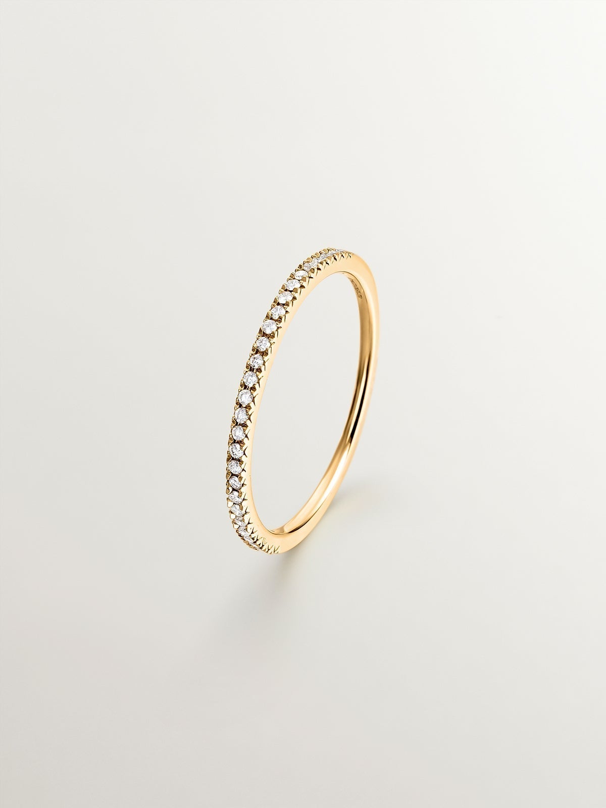 Anillo alianza de oro amarillo de 18K con diamantes