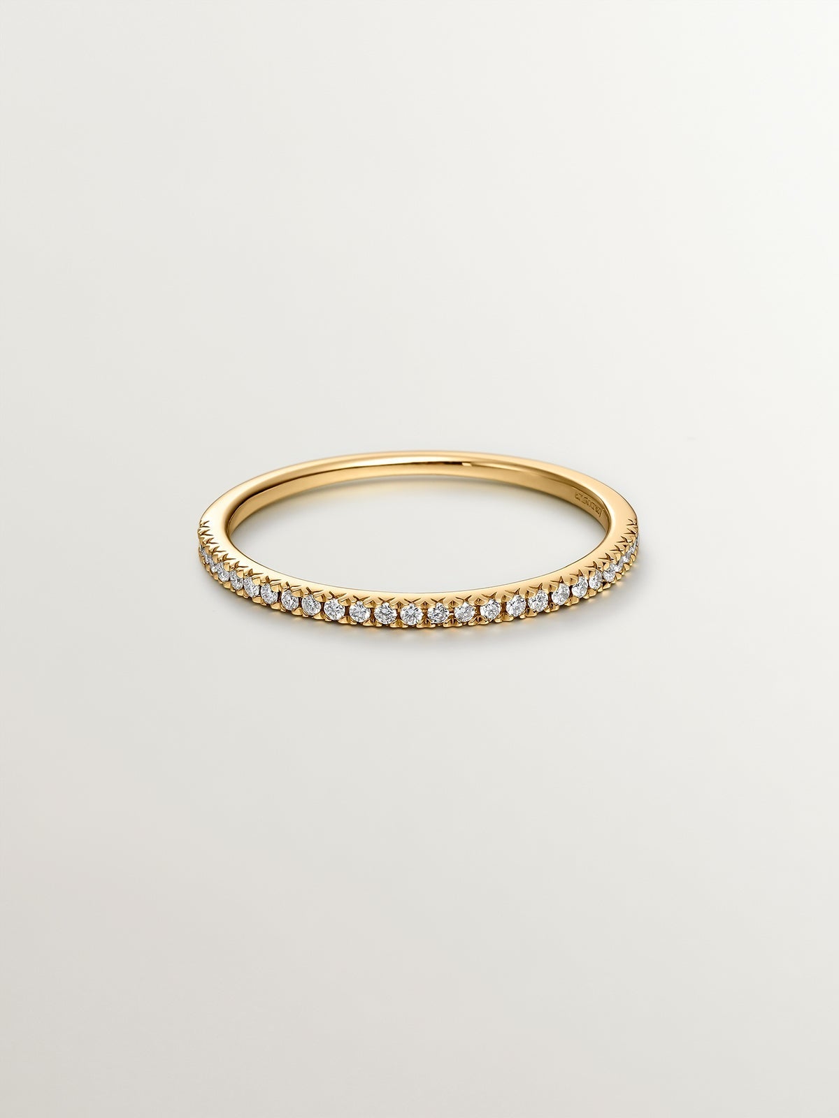 Anillo alianza de oro amarillo de 18K con diamantes