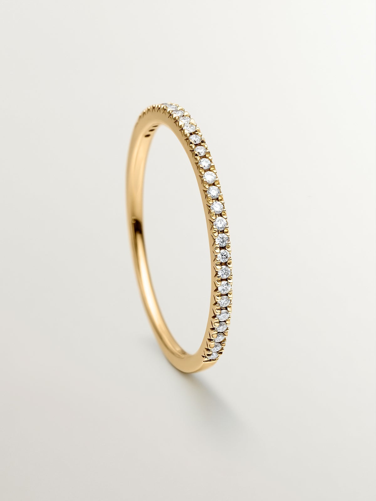 Anillo alianza de oro amarillo de 18K con diamantes