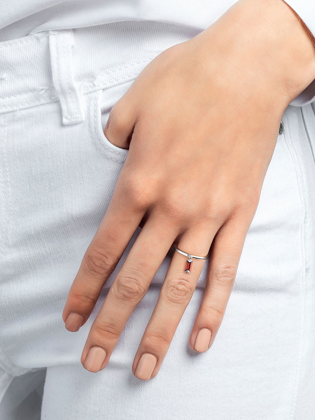 Anillo de plata con motivo central de piedra granate