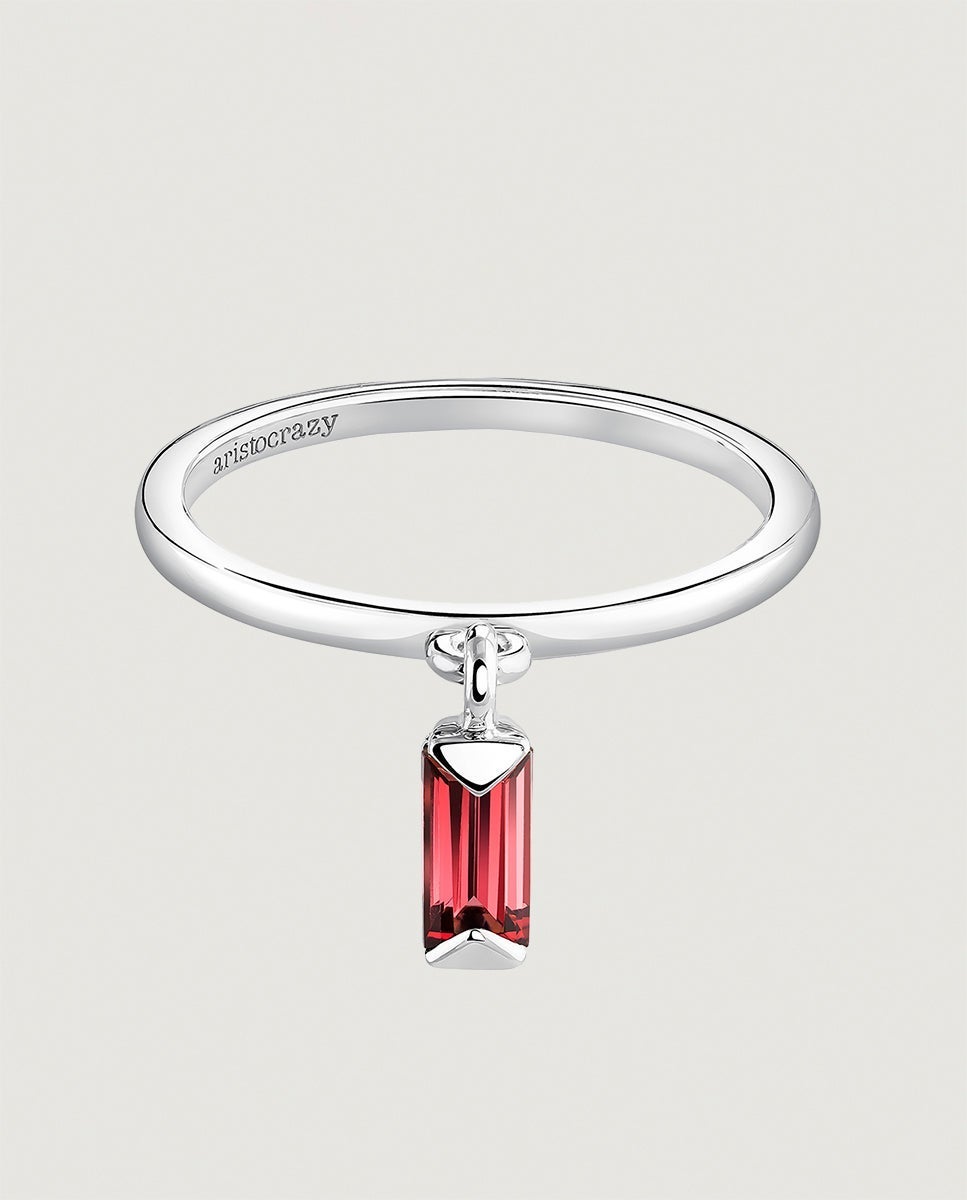 Anillo de plata con motivo central de piedra granate