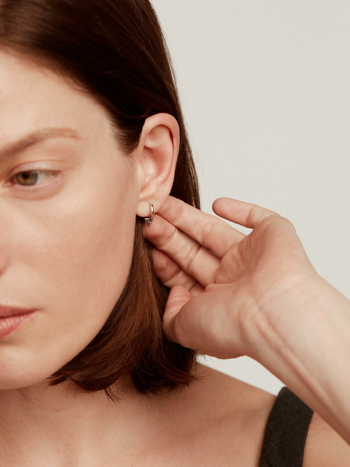 Pendientes de aro de plata 925 con triángulos y espinelas negras