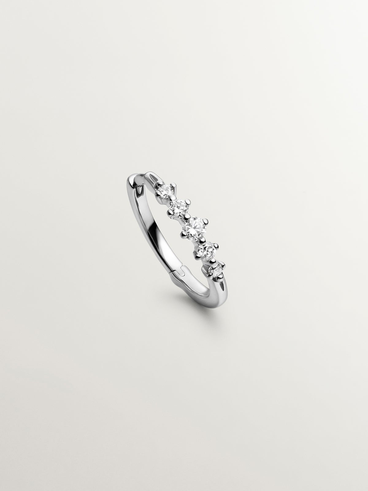 Pendiente individual de aro de oro blanco de 18k con diamantes 0,016 cts