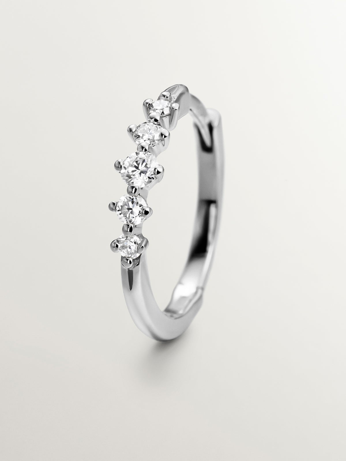 Pendiente individual de aro de oro blanco de 18k con diamantes 0,016 cts