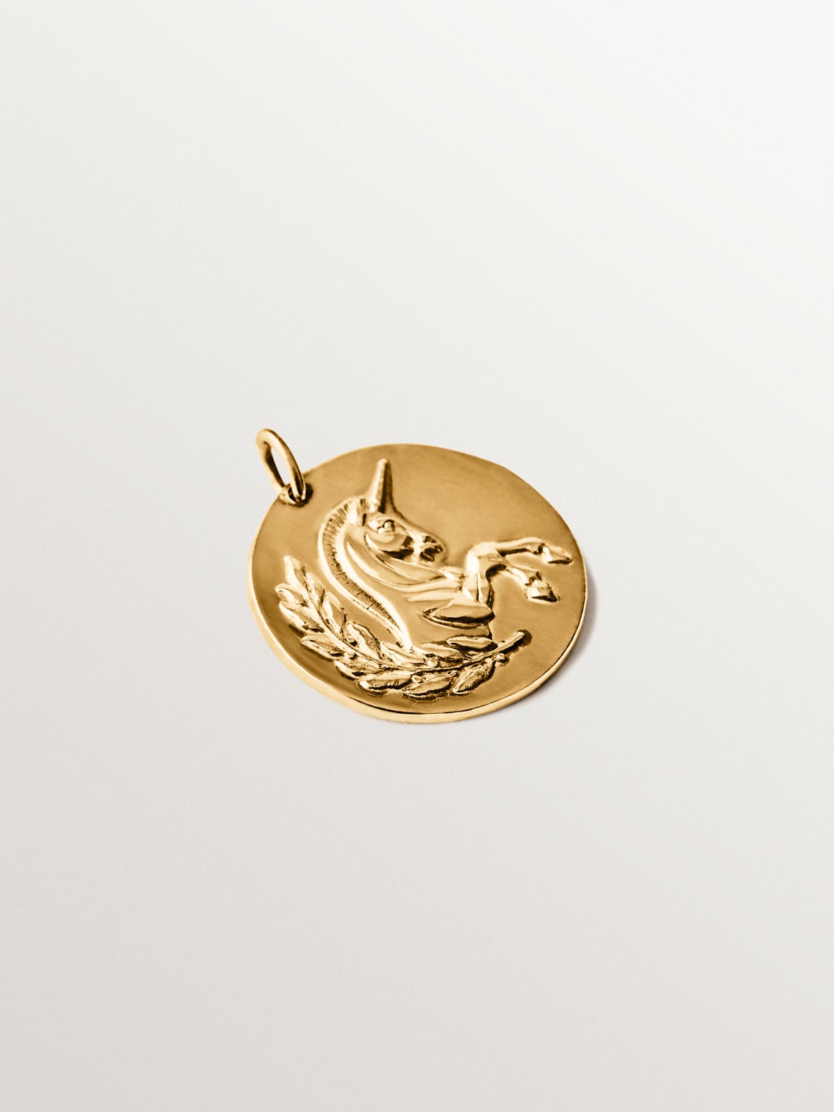 Charm de plata 925 bañada en oro amarillo de 18K con caballo