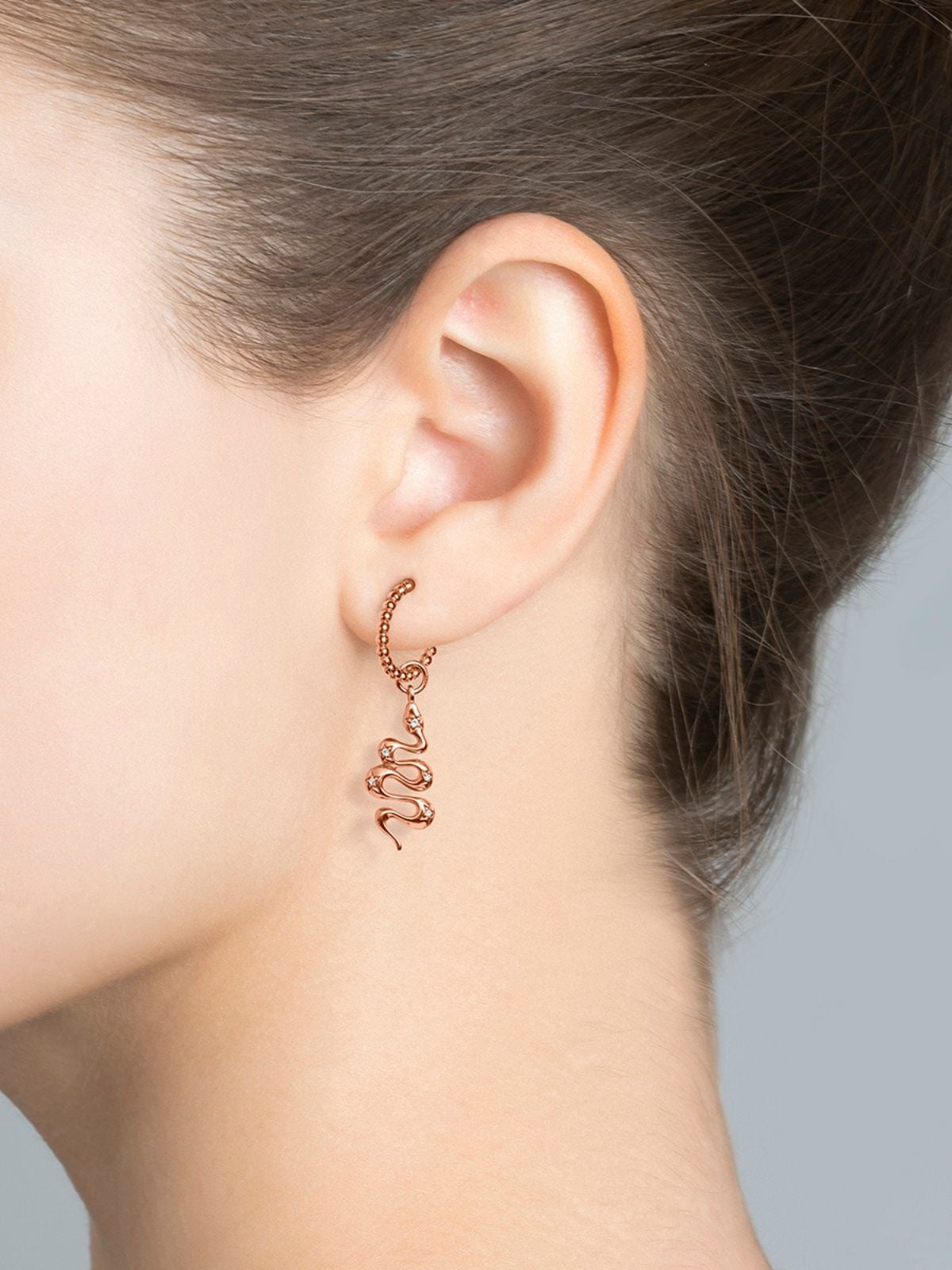 Colgante con serpiente de plata 925 bañada en oro rosa de 18K con topacios blancos y espinelas negras