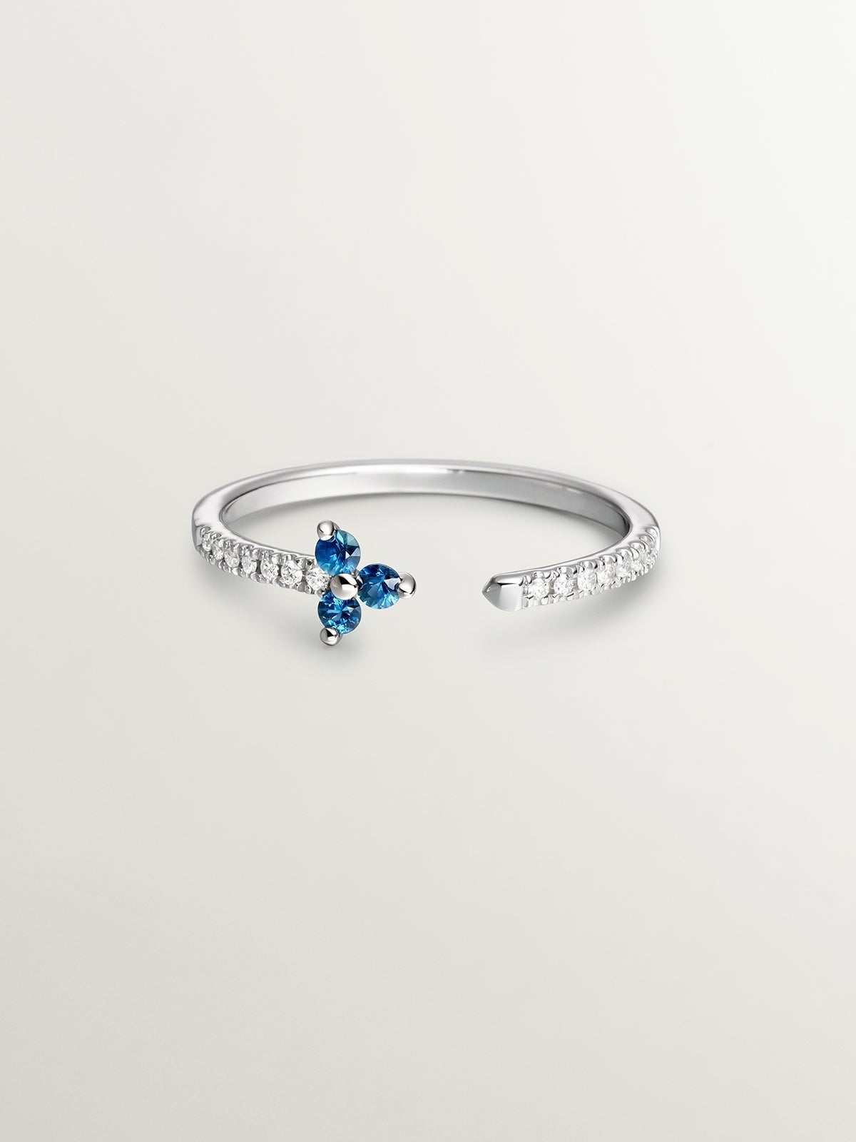 Anillo de oro blanco de 9K con diamantes y trébol de zafiros azules