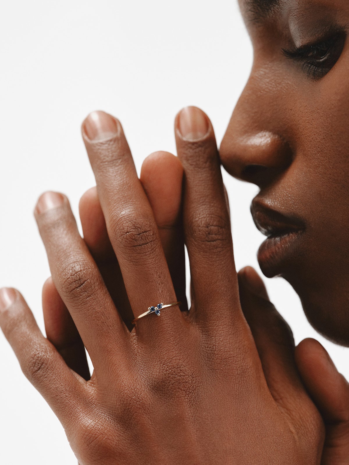 Anillo de oro amarillo de 9K con zafiros azules