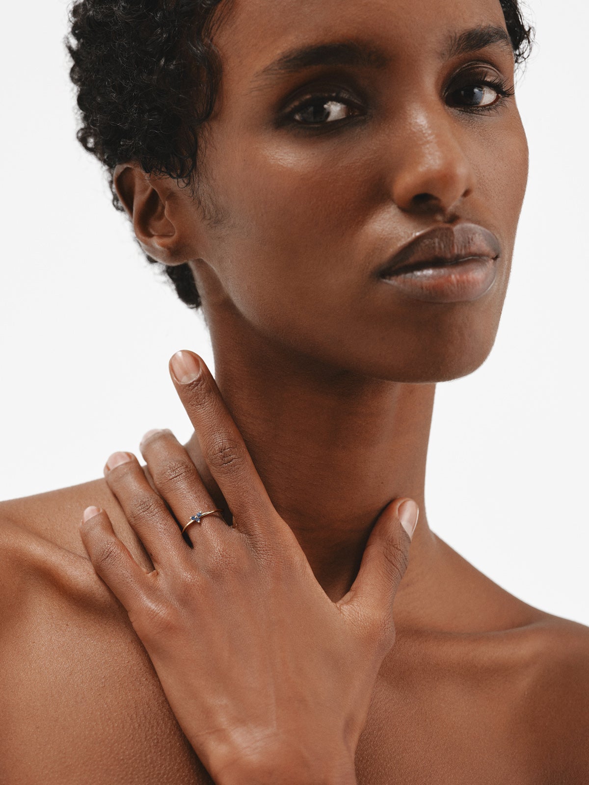 Anillo de oro amarillo de 9K con zafiros azules