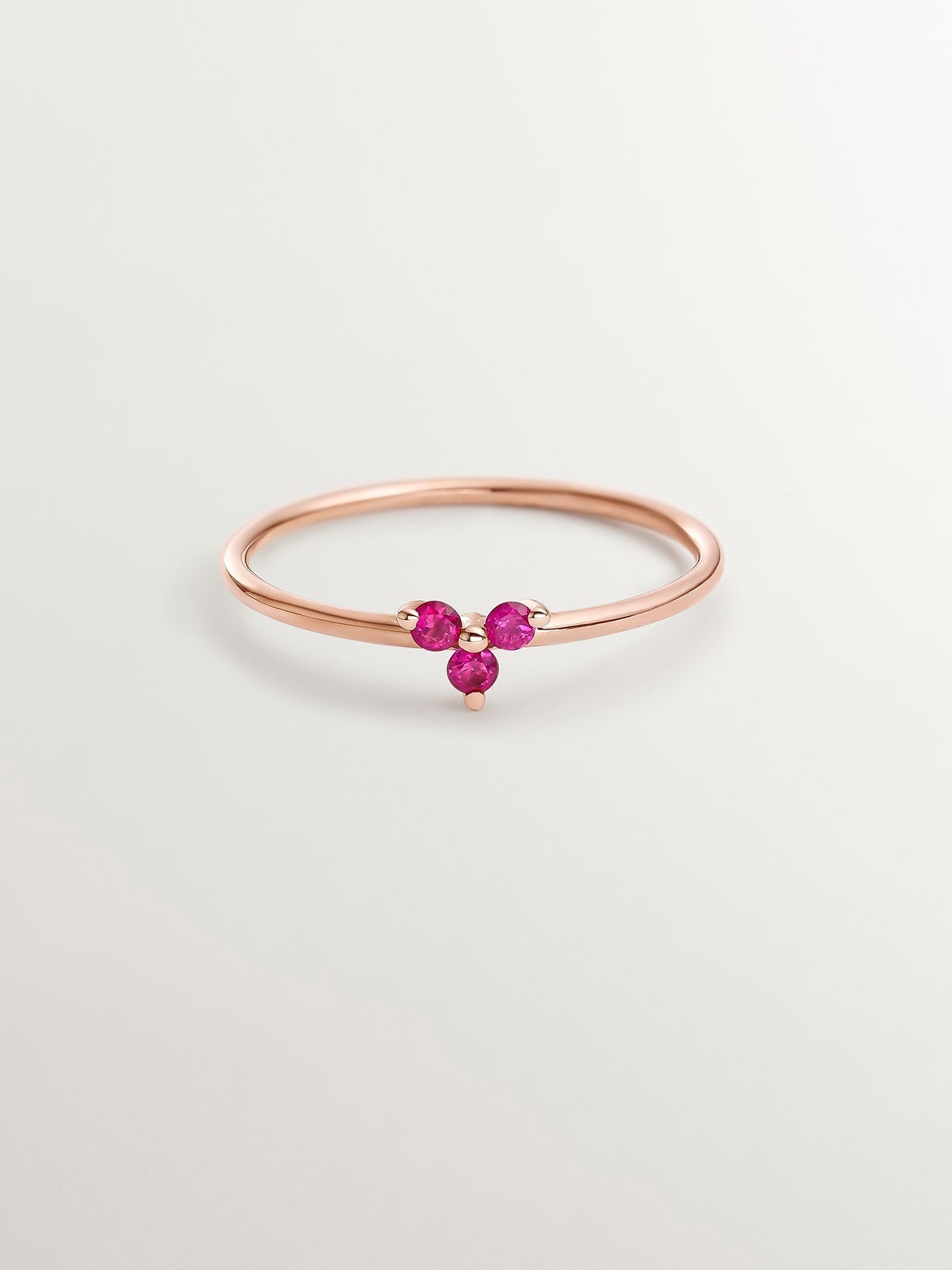 Anillo de oro rosa de 9K con trébol de rubíes