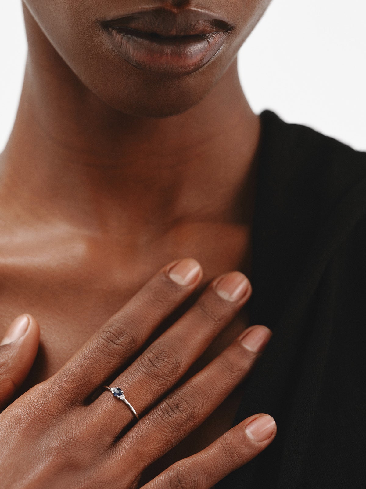 Anillo de oro blanco de 9K con zafiro azul y diamantes