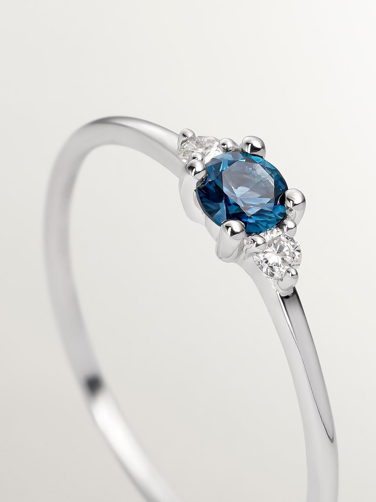 Anillo de oro blanco de 9K con zafiro azul y diamantes