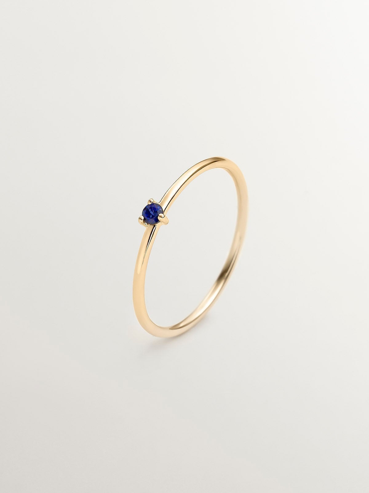Anillo solitario de oro amarillo de 9K con zafiro azul