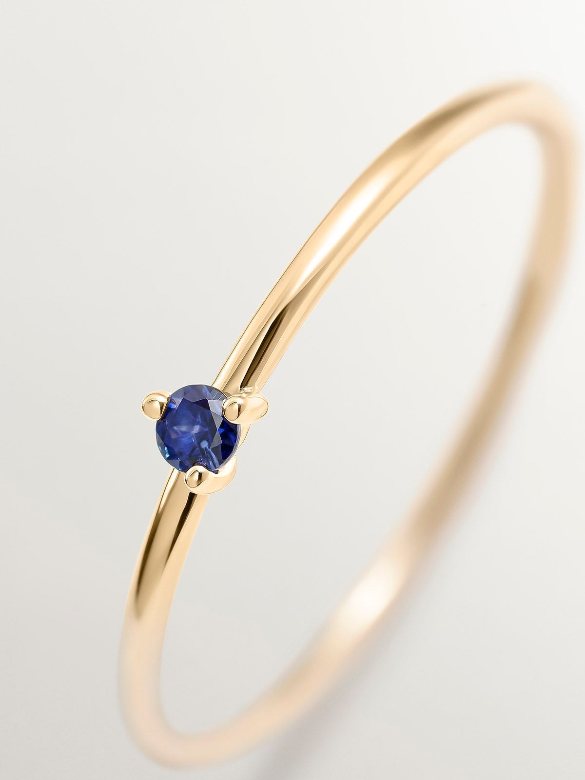 Anillo solitario de oro amarillo de 9K con zafiro azul
