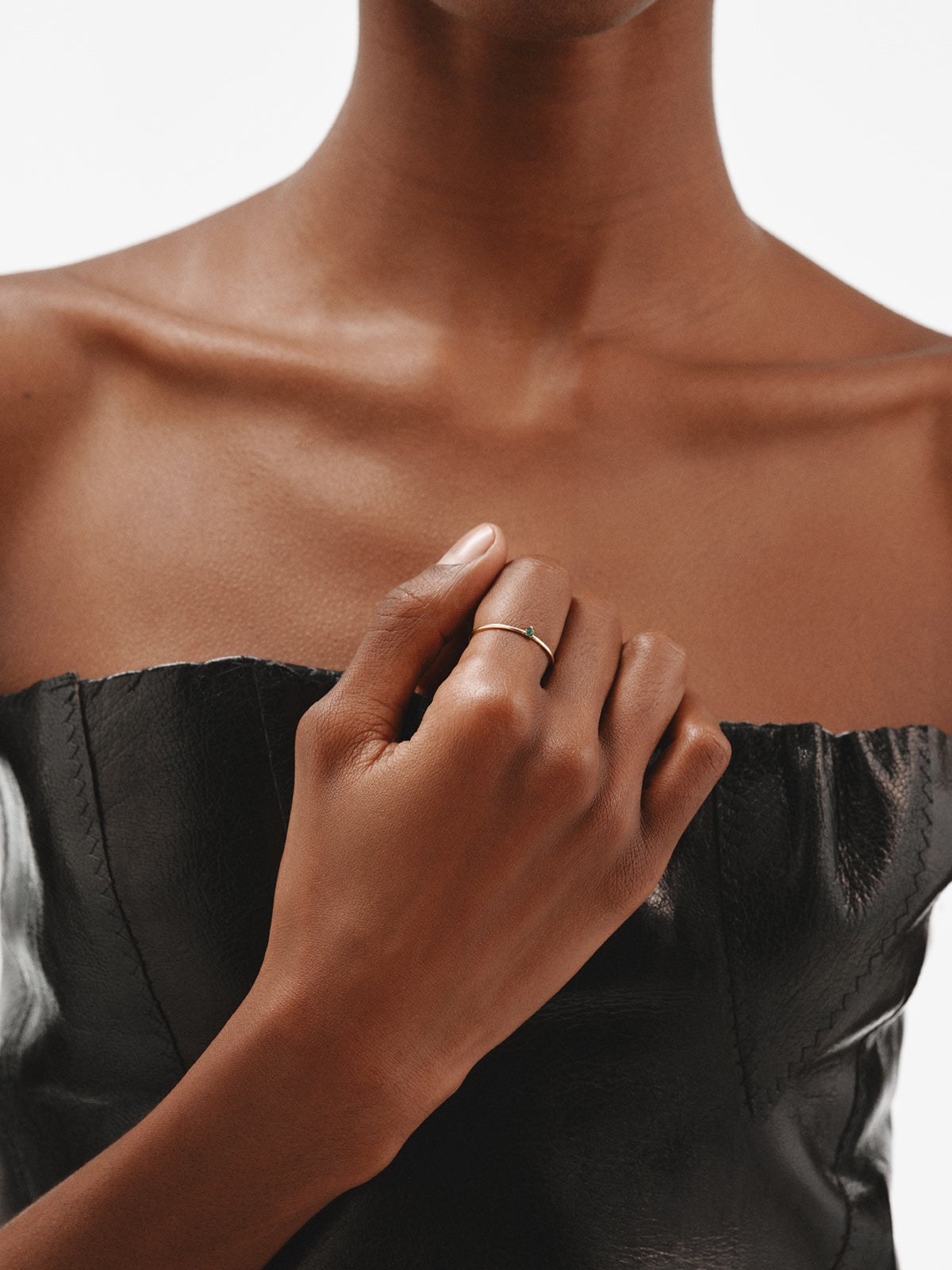 Anillo solitario de oro amarillo de 9K con esmeralda