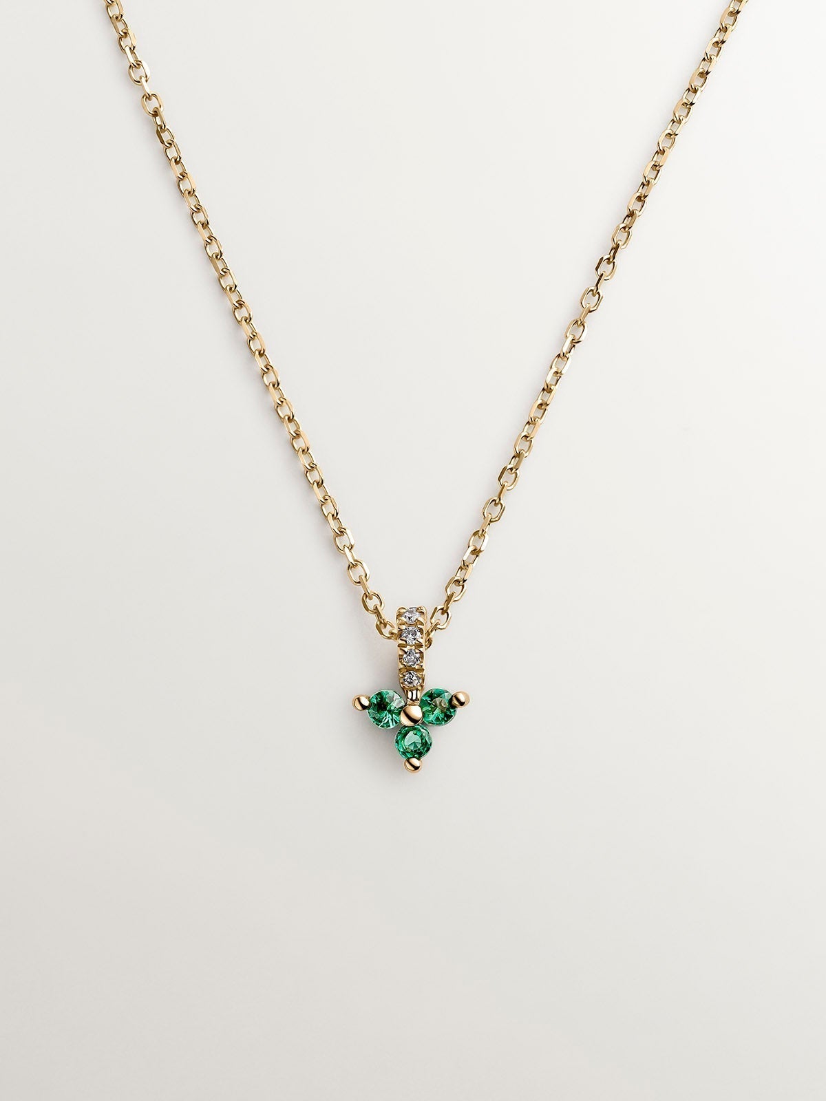 Colgante de oro amarillo de 9K con trébol de esmeraldas y diamantes