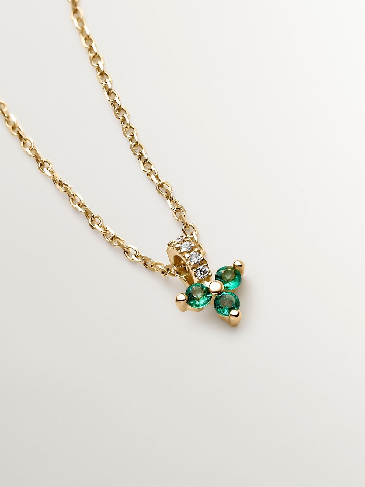 Colgante de oro amarillo de 9K con trébol de esmeraldas y diamantes