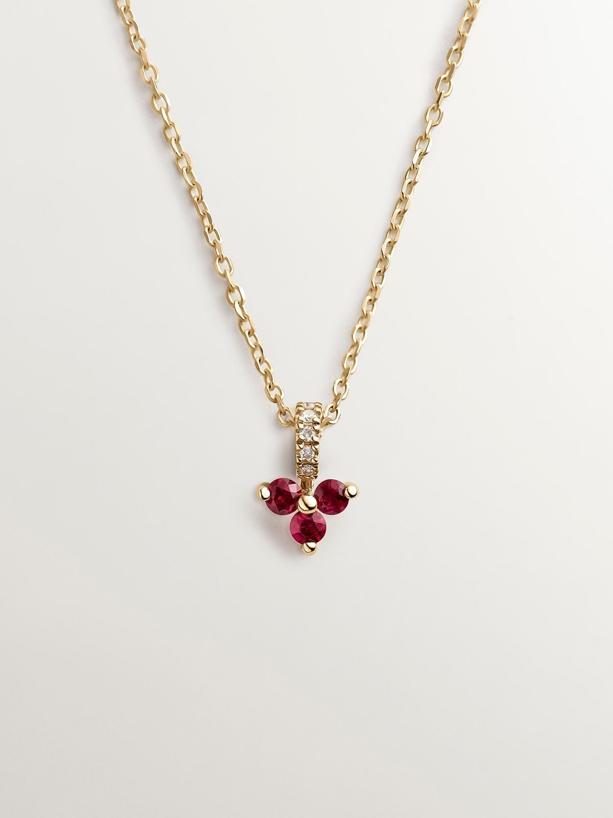 Colgante de oro amarillo de 9K con trébol de rubíes rojos y diamantes