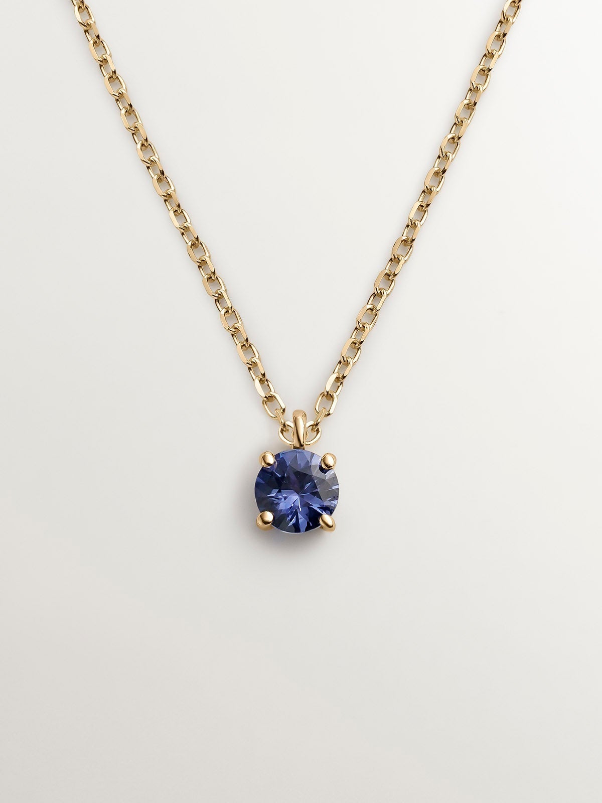 Colgante de oro amarillo de 9K con zafiro azul