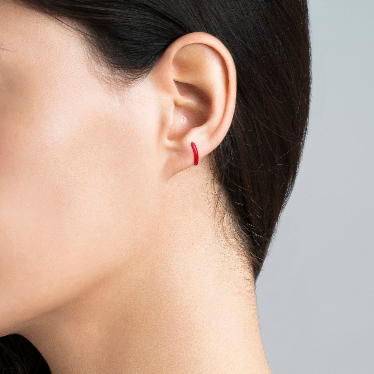 Pendiente individual de aro pequeño de plata 925 bañada en oro amarillo de 18K con esmalte rosa