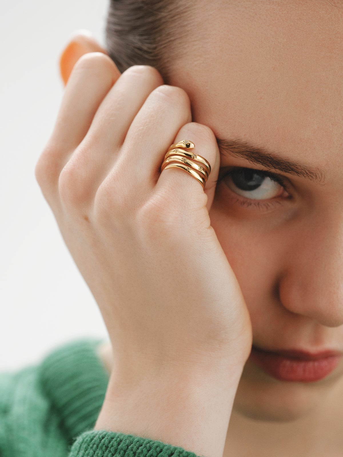 Anillo triple de plata 925 bañada en oro amarillo de 18K con forma de serpiente y topacios blancos