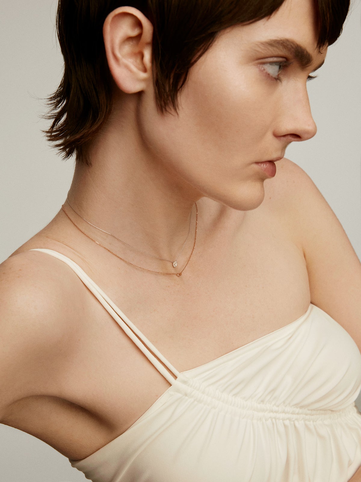 Colgante de oro blanco de 18K con diamante central de 0,05cts y orla de diamantes