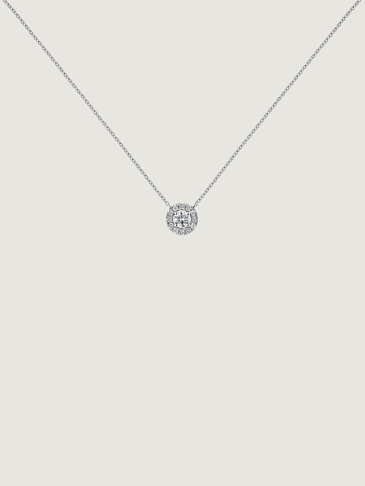 Colgante de oro blanco de 18K con diamante de 0,11cts y orla de diamantes
