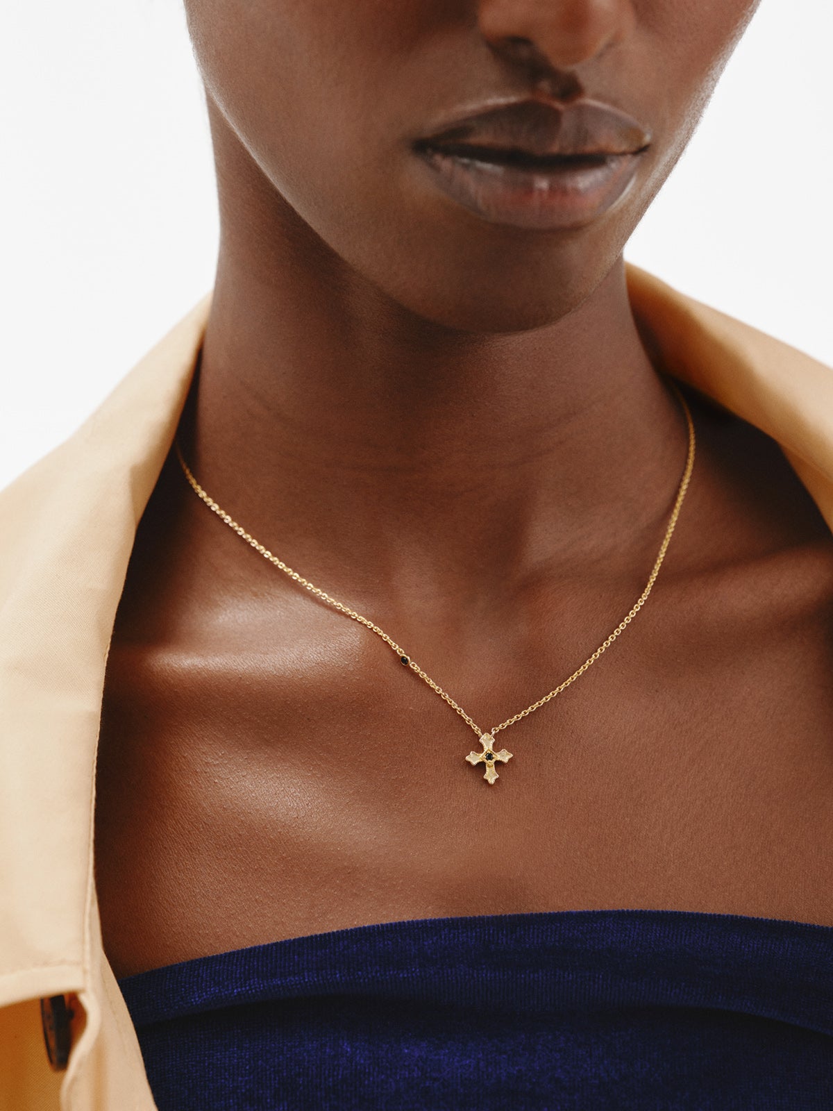 Colgante de plata 925 bañada en oro amarillo de 18K con cruz pequeña y espinelas