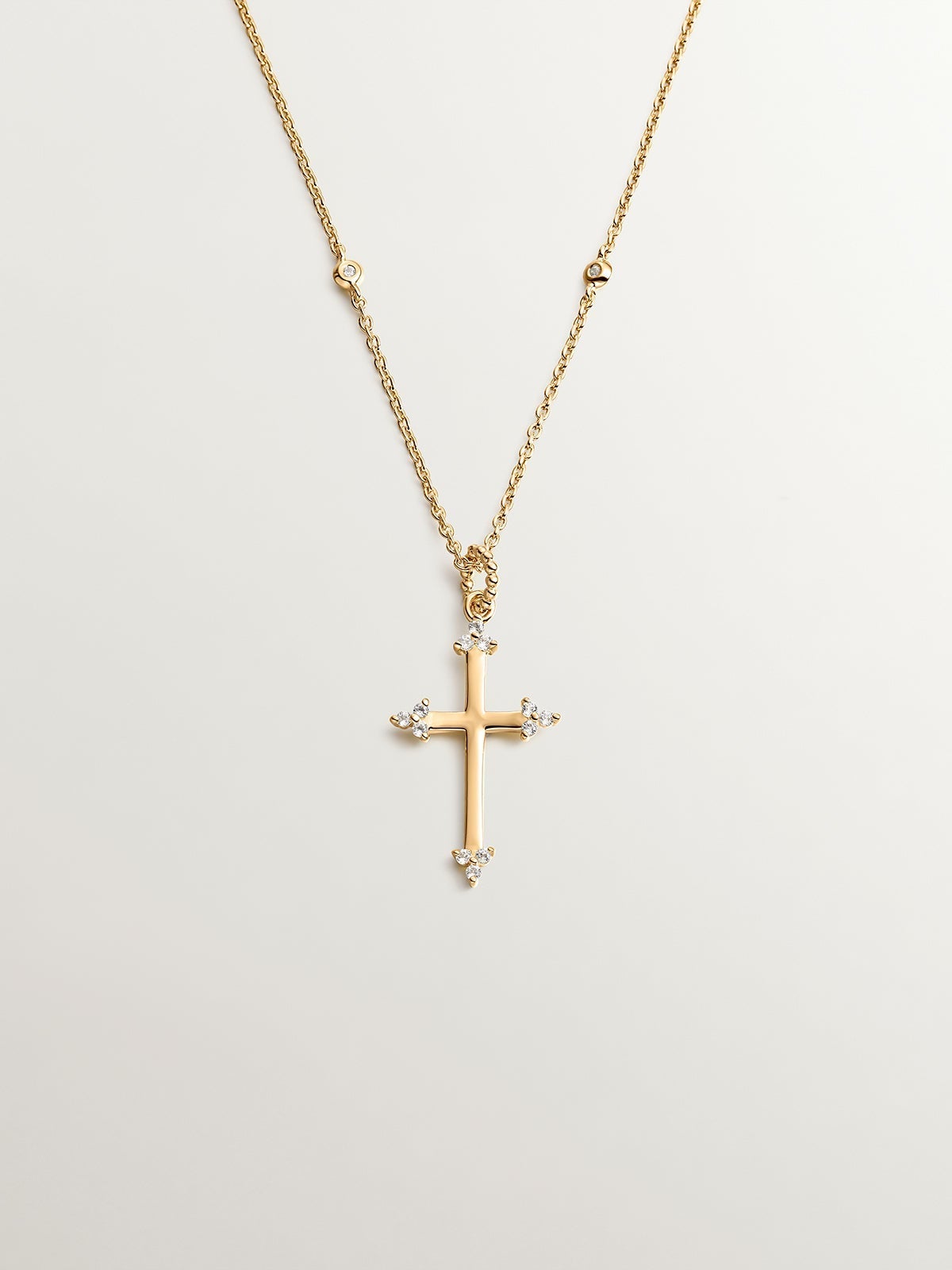Colgante de plata 925 bañada en oro amarillo de 18K con cruz y topacios blancos