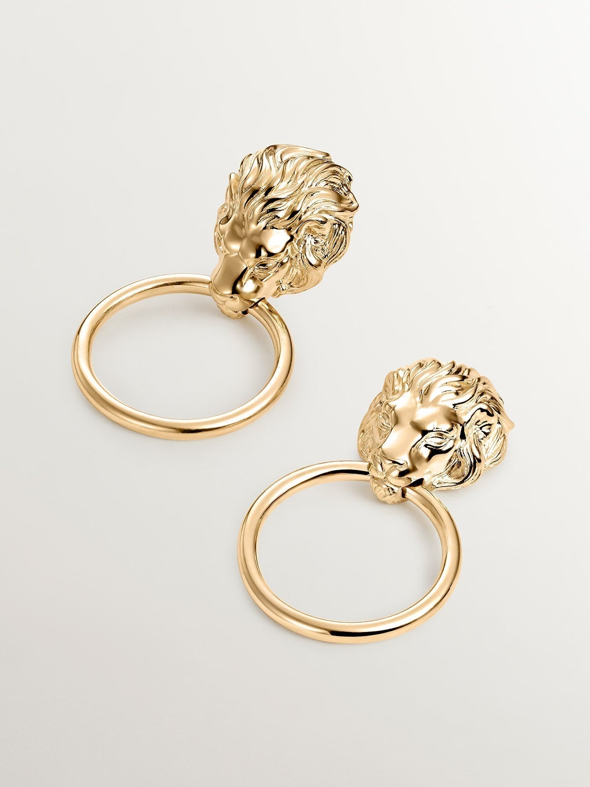 Pendientes de plata 925 bañada en oro amarillo de 18K con aro y cabeza de león