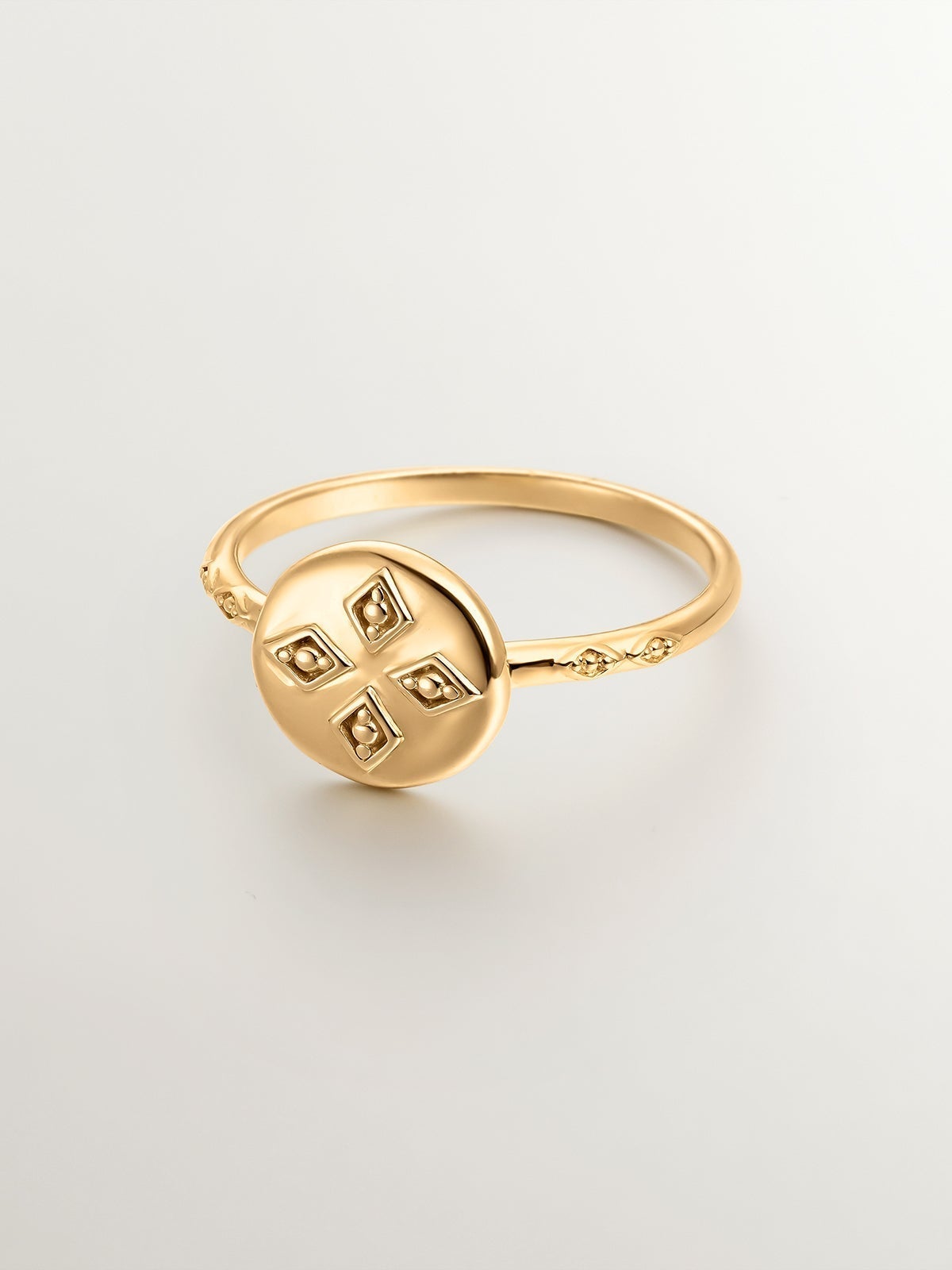 Anillo de plata 925 bañada en oro amarillo de 18K con medalla