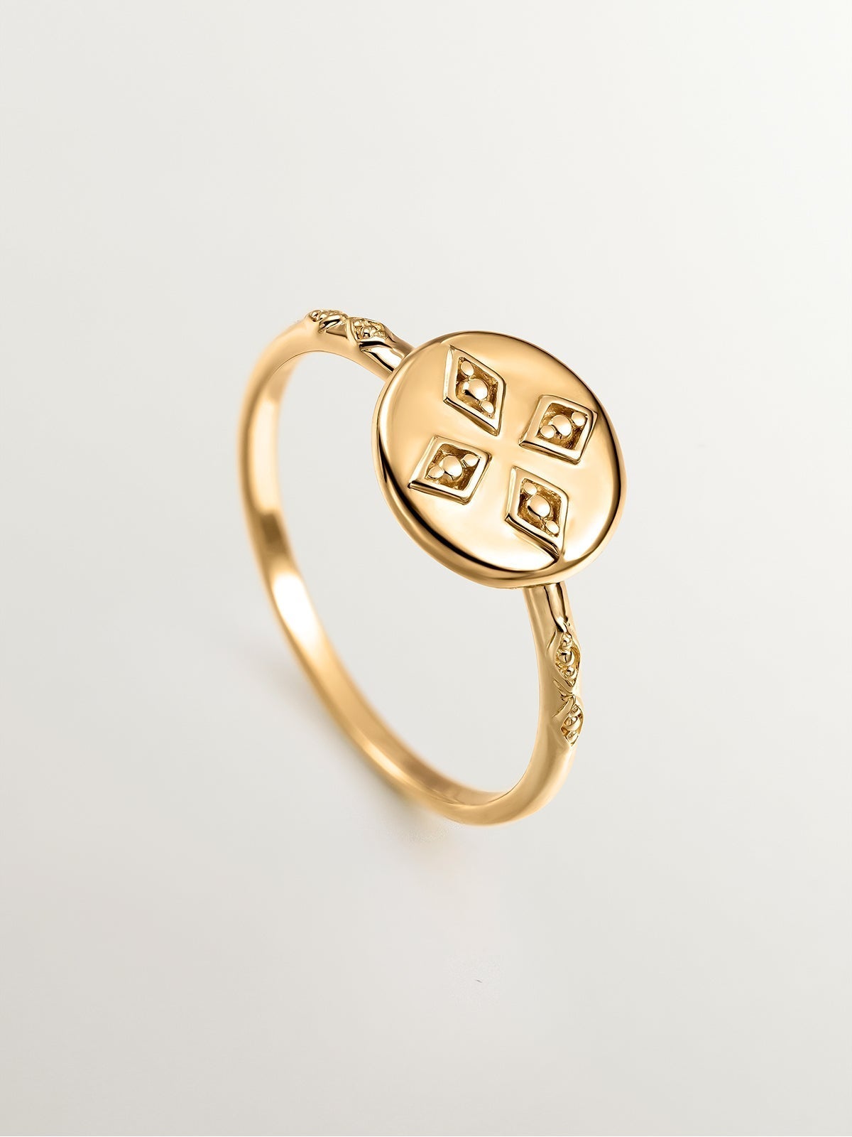 Anillo de plata 925 bañada en oro amarillo de 18K con medalla