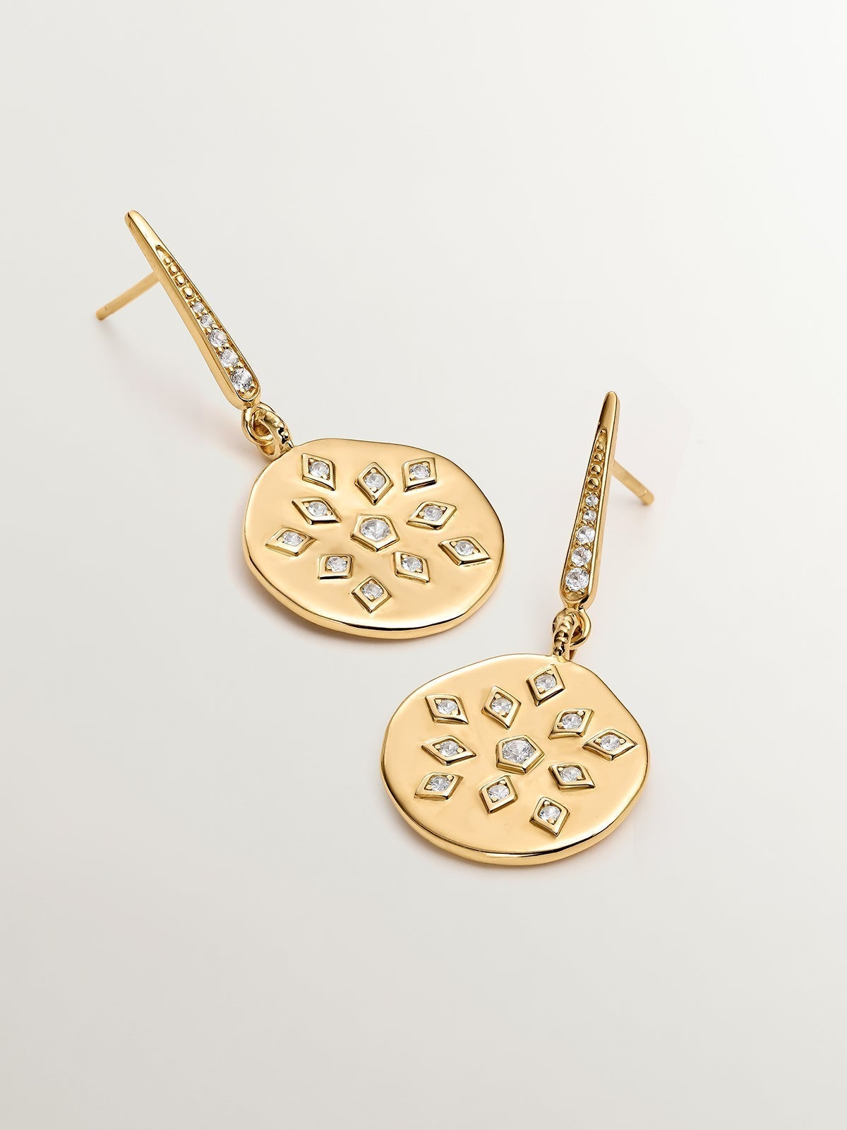 925 silver earrings bathed in 18K yellow gold with an irregular medal shape and white topaz.