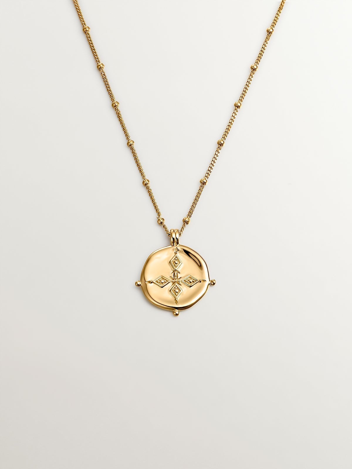 Colgante de plata 925 bañada en oro amarillo de 18K con medalla estilo antiguo