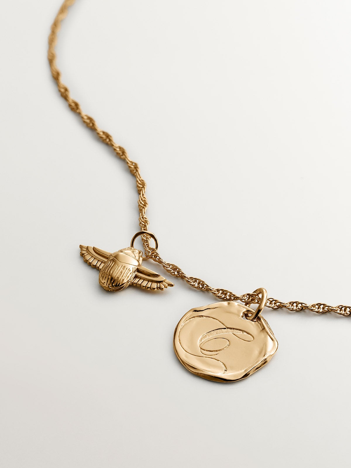 Charm de plata 925 bañada en oro amarillo de 18K con escarabajo egipcio
